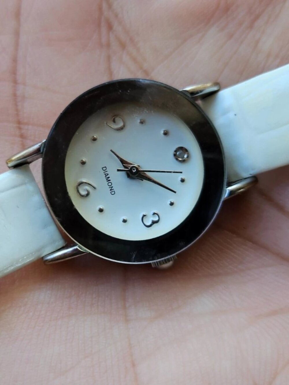 Fashion Wristwatch White Patent Leather Strap Diamond Ladies Watch Analog Quartz